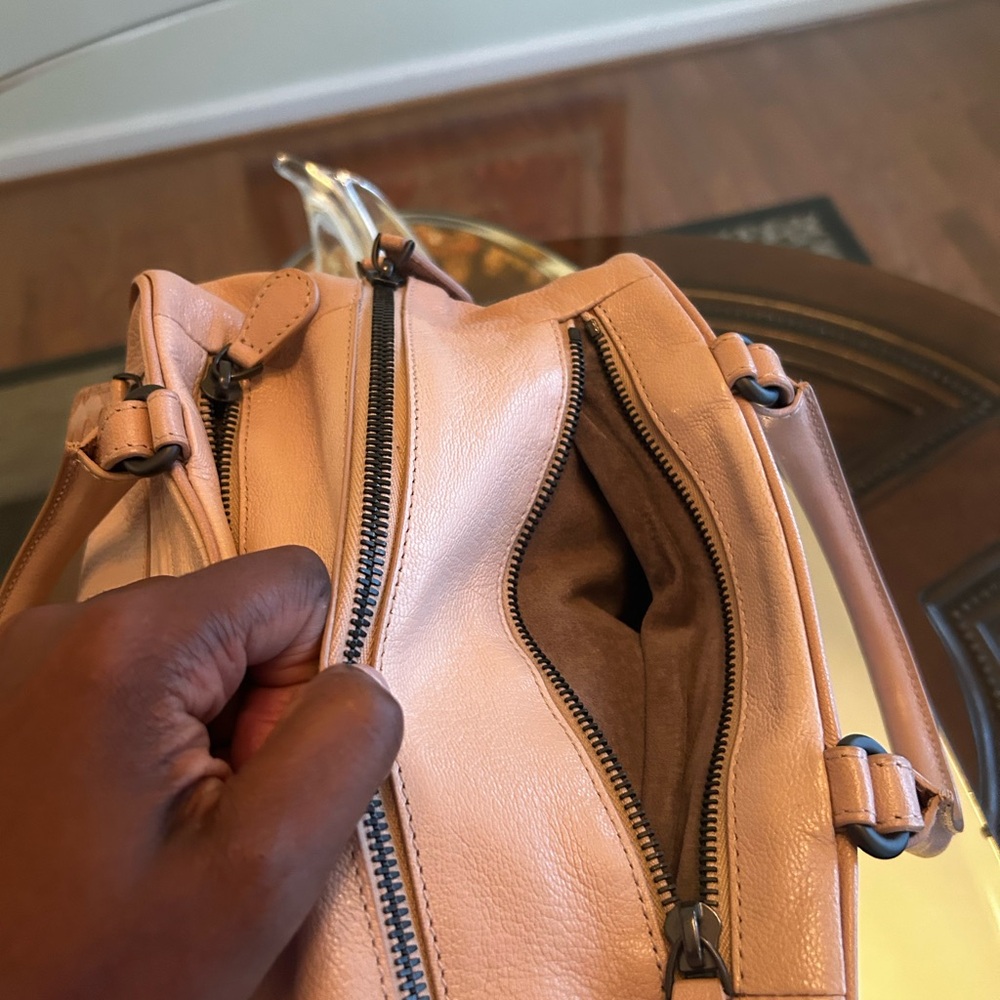 Bottega Veneta Elegant Tan Leather Bag - Picture 6 of 9